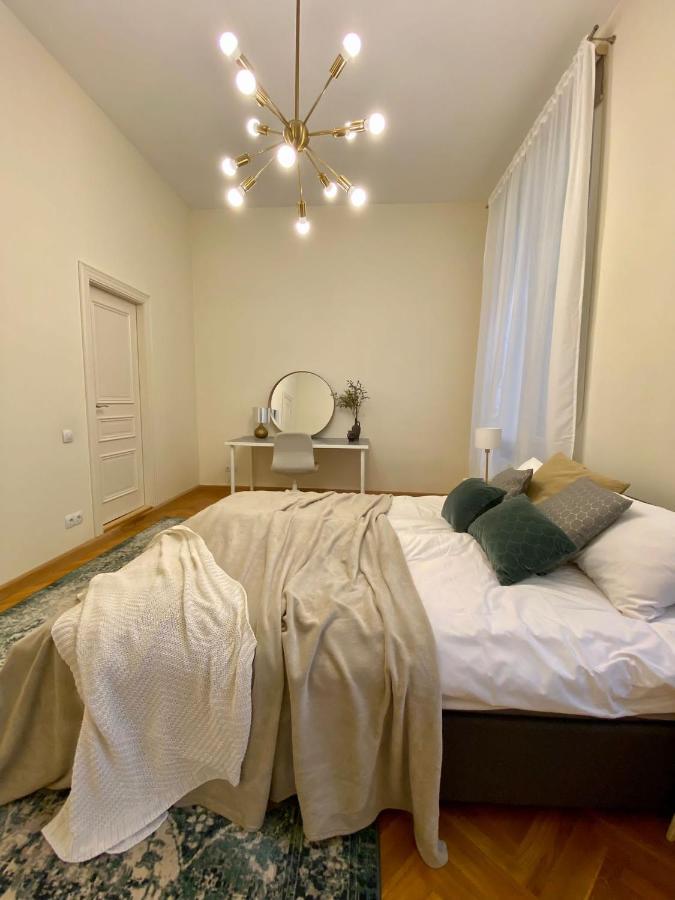Old Modern And Spacious 2 Bedroom * Riga