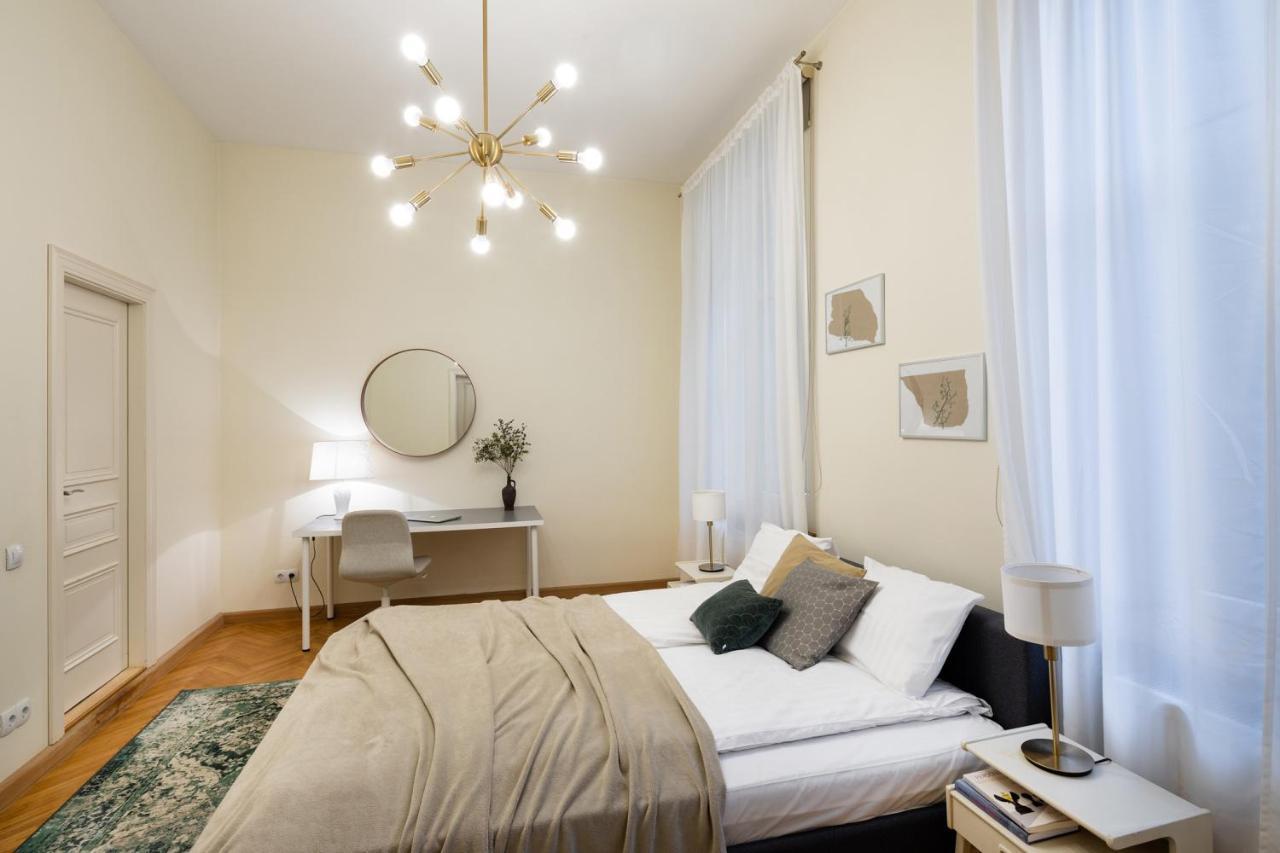 Old Modern And Spacious 2 Bedroom Appartement *