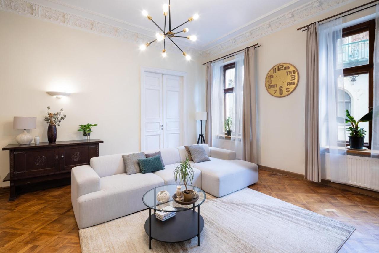 Old Modern And Spacious 2 Bedroom Appartement *