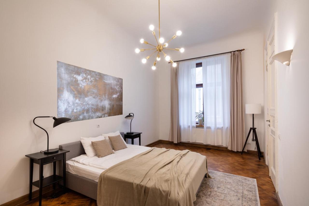 Old Modern And Spacious 2 Bedroom * Riga