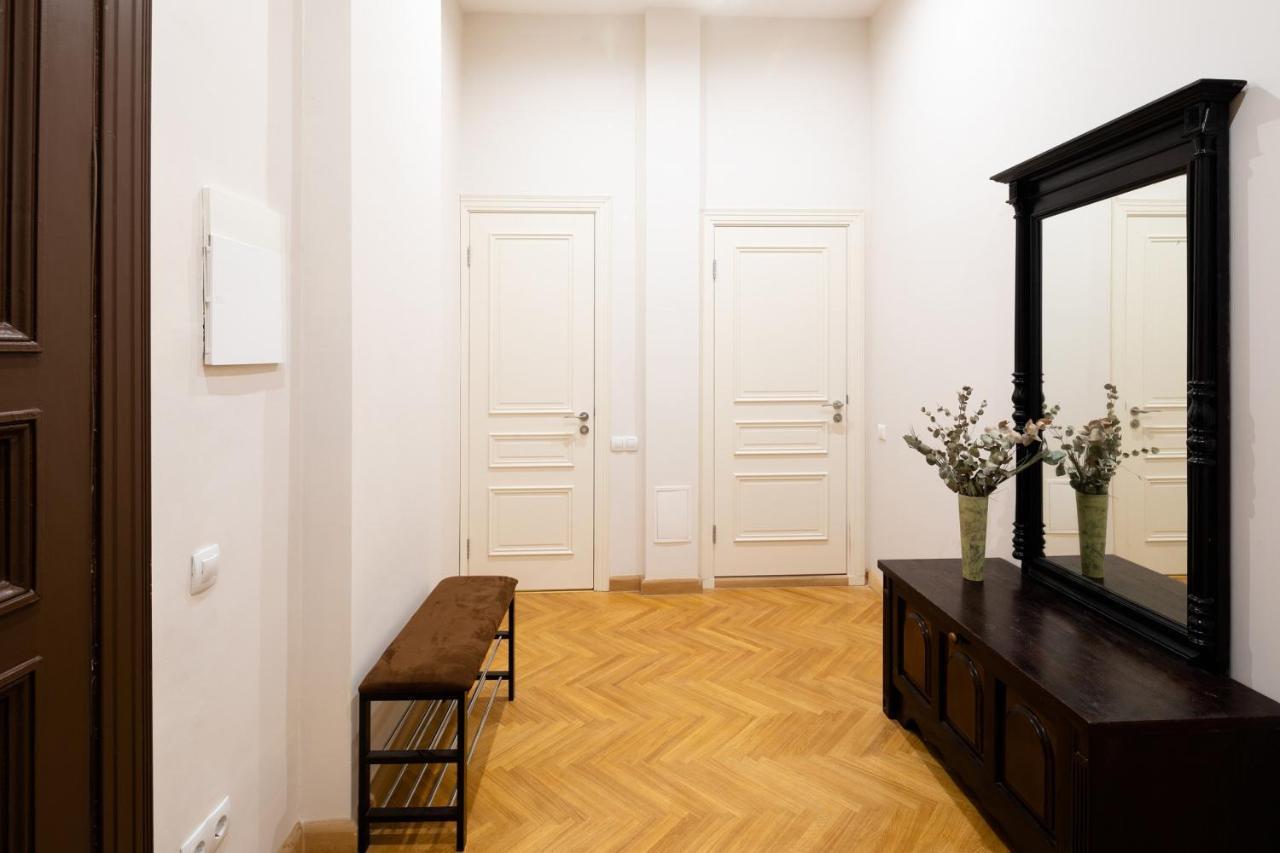 Old Modern And Spacious 2 Bedroom Riga