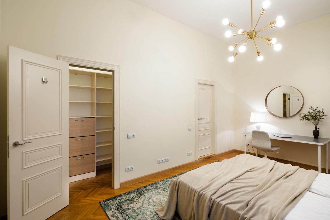Old Modern And Spacious 2 Bedroom Appartement