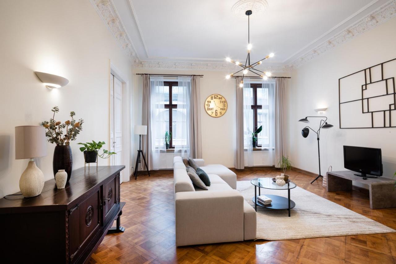 Old Modern And Spacious 2 Bedroom Appartement *